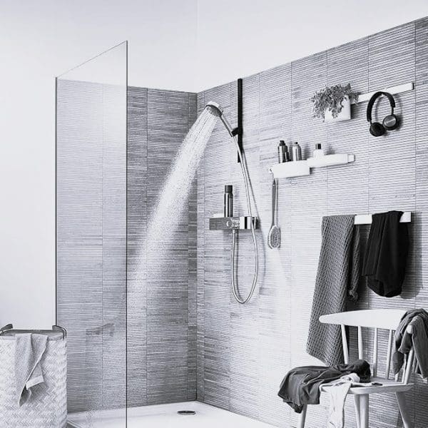Pommeau arrosant la douche. Le décor représente la salle de bain.