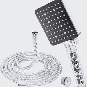 Pommeau de douche 1,6 sous forme carré muni de multiples trous permettant à l'eau de s'échapper.