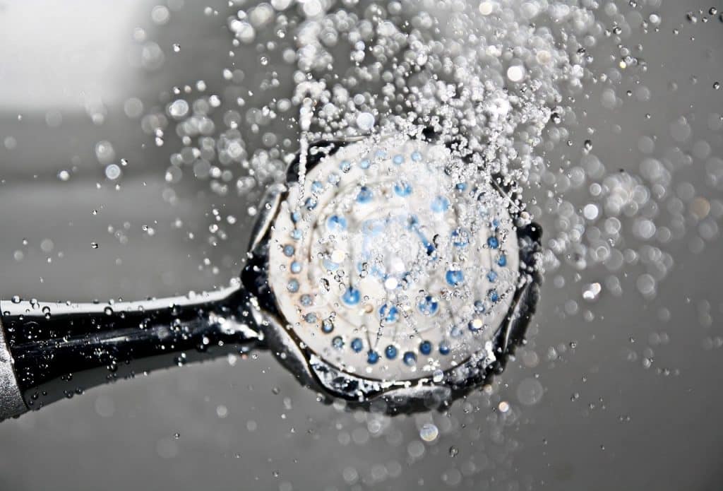 Pommeau de douche envoyant de l'eau dans tous les sens.