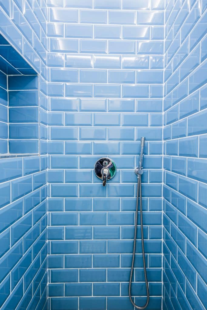 Vue sur une douche et sans personne dedans