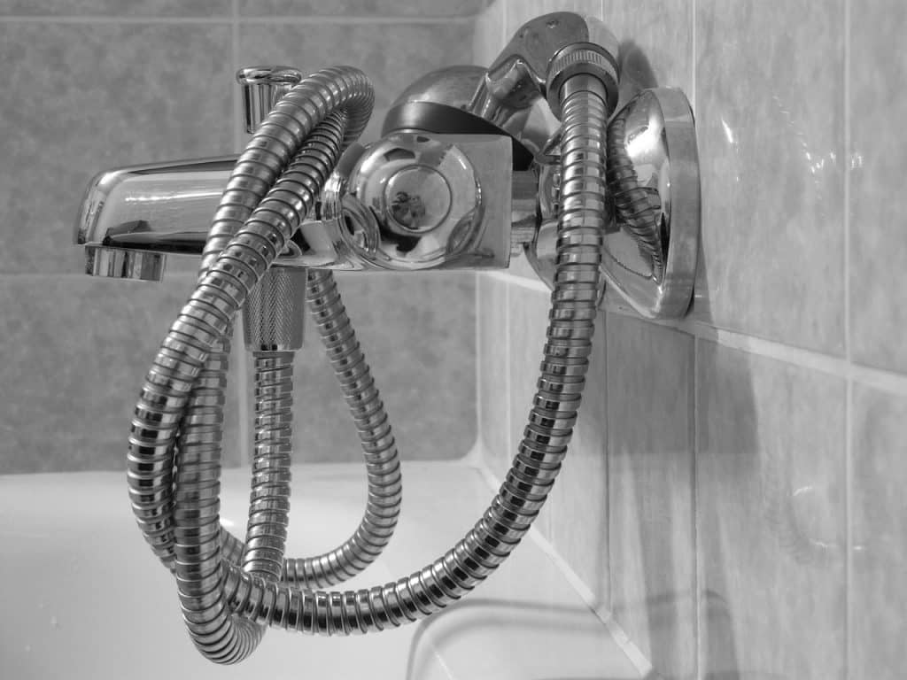 Tuyau de douche emmêlé dans une salle de bain